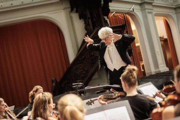 campagnebeeld voor het CREA orkest bij het stadsklooster