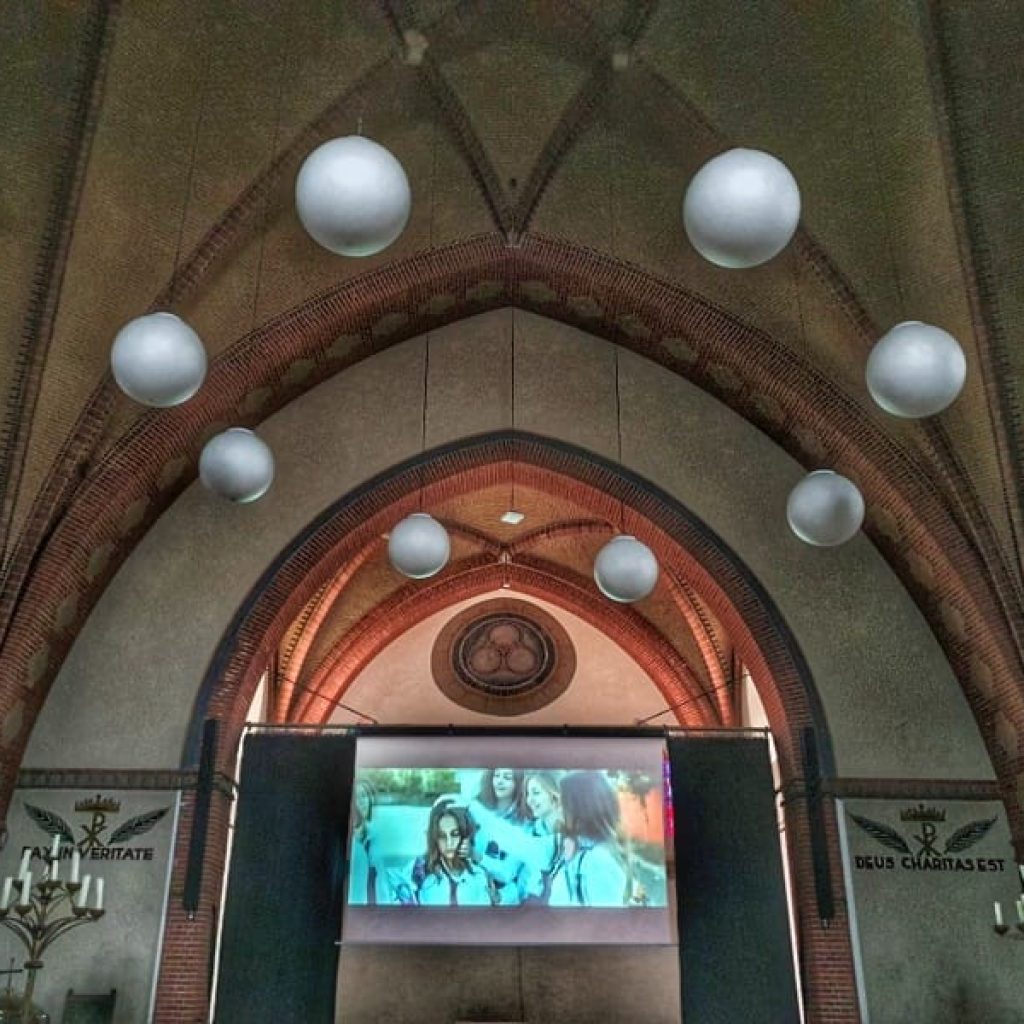 Zo ziet een filmvoorstelling er in het Stadsklooster uit