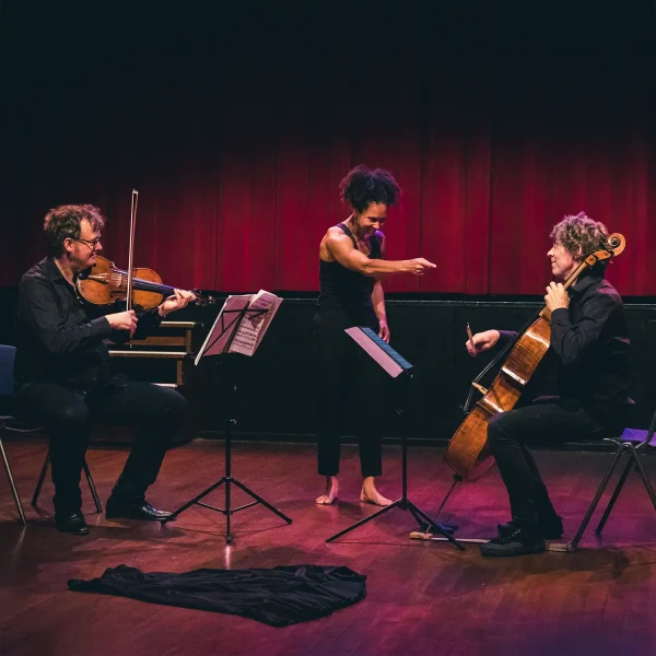 Duo OEHOE treedt met danseres Naíma Souhaír op bij het Appeltaartconcert bij Stadsklooster Utrecht